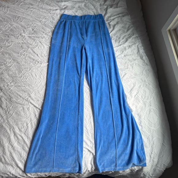PrettyLittleThing Blue Velour Pants With Slit and Seam Detail - Picture 1 of 11